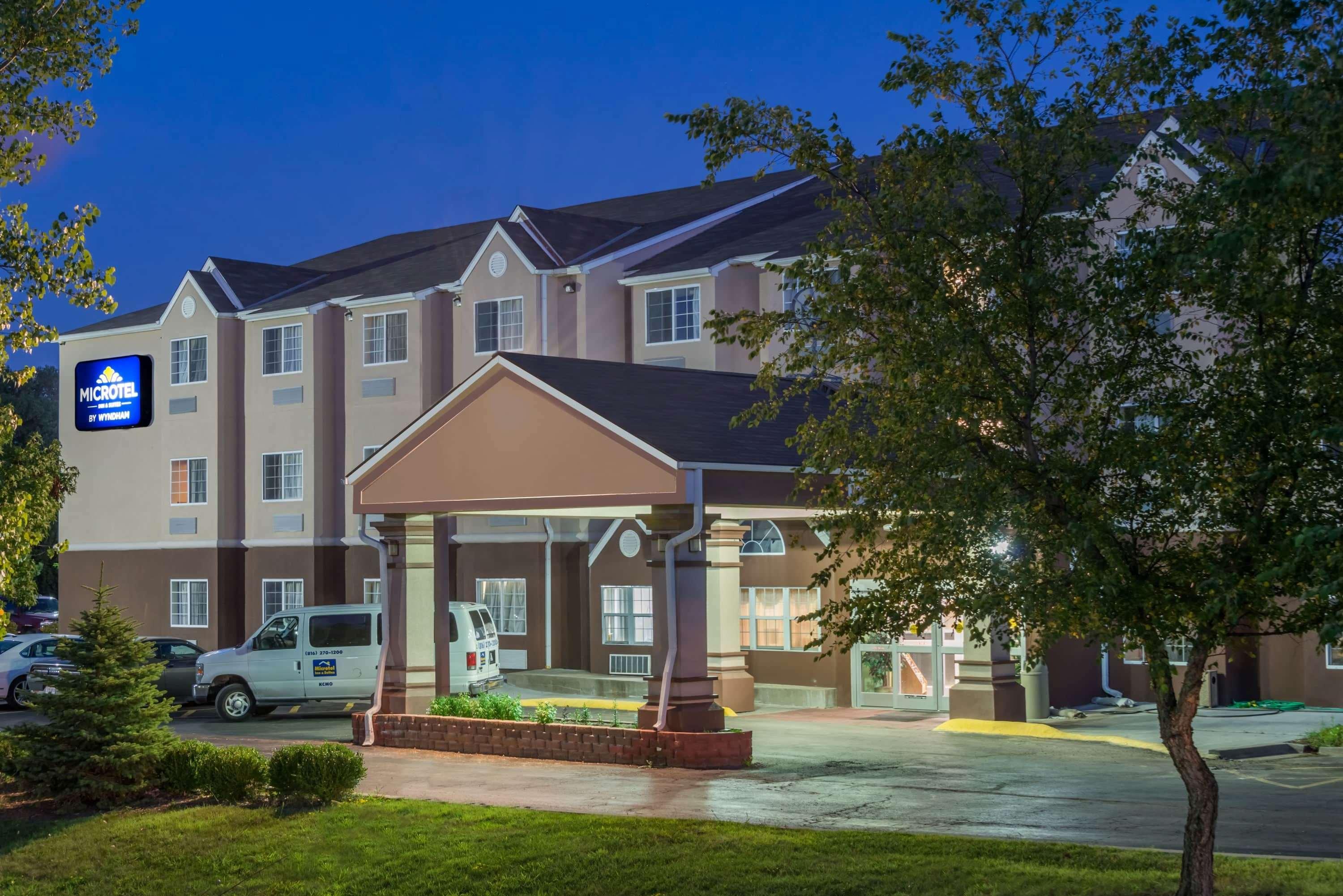 Microtel Inn & Suites By Wyndham Kansas City Airport Exterior photo